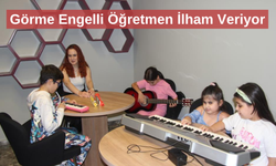 Öğrencilerinin dünyasını müzikle aydınlatıyor