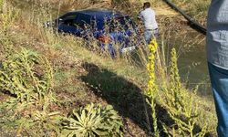 Sulama kanalına uçan otomobil, vinçle çıkarıldı