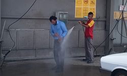 Sıcaktan bunalan kişi çareyi oto yıkamacıda buldu