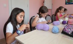 Yaz tatilinin tadını öğrenerek çıkarıyorlar