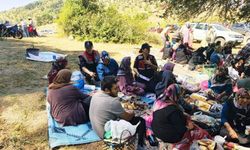 Bolu jandarması vatandaşı bilgilendirdi, hediye dağıttı
