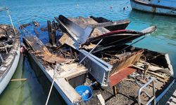 Marinadaki yangında teknelerden geriye iskeletleri kaldı