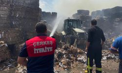 Kağıt fabrikasının hammadde deposunda korkutan yangın