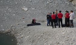 Baraj gölüne giren çocuk boğuldu