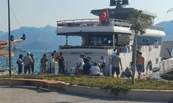 Tekneden yükselen dumanlar paniğe neden oldu