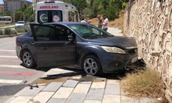 Otomobil duvara çarptı: 1 yaralı