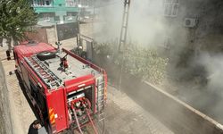 Ev yangınında 2 kişi dumandan etkilendi