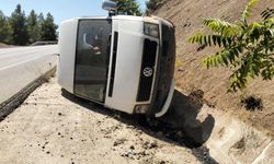 Viraja hızlı giren minibüs şarampole devrildi