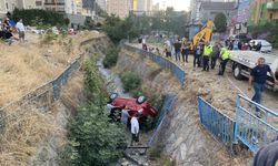 Otomobiller çarpıştı, araçlardan biri dereye düştü