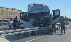 Kontrolden çıkan tır refüje çarparak durabildi
