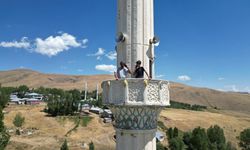 Cep Telefonu Çekmeyen Mahallede Minareden Konuşuyorlar