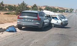 İki araç çarpıştı: 1'i ağır 6 yaralı
