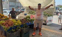 Pazarda göbek atarak karpuz satıyor