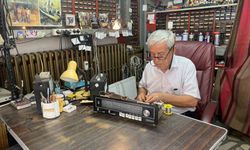 Fehmi amcanın 62 yıldır mesleği olan radyo tamirciliği son demlerini yaşıyor