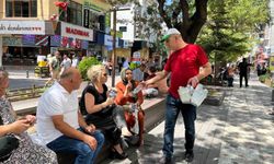 Vatandaşların yaptığı bağışlarla her gün ücretsiz su dağıtıyor