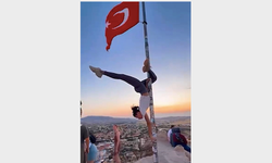 Bayrak direğine saygısızlık yaptı: Tepkiler gecikmedi!