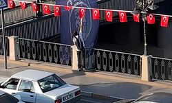 Çocuğun bayrak hassasiyeti kamerada