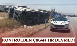 Kontrolden çıkan tır yol kenarına devrildi