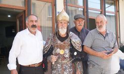 Her yıl Alparslan kostümüyle ziyarete gidiyor