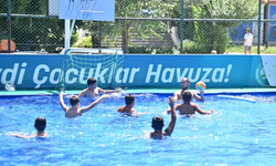 Gençler yazın keyfini portatif havuzlarda çıkarıyor