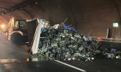 Sebze yüklü tır devrildi: Kilometrelerce araç kuyruğu oluştu