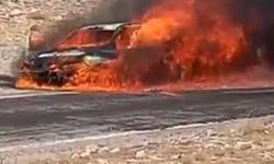 Seyir halindeki otomobil alev alev yandı