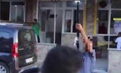 Sokak röportajı sırasında havaya ateş açan çocuk yakalandı