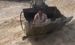Sıcaktan bunalan işçiler kepçeyi havuza çevirdi