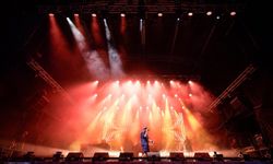Ceza konserde barış mesajı verdi