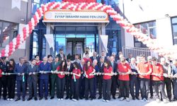 Okul açılışını okulun öğrencileriyle birlikte yaptı
