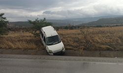 Hafif ticari araç refüje çarptı: 1 ölü, 4 yaralı
