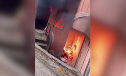 Apartman girişinde çıkan yangın söndürüldü