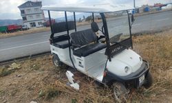 Golf aracı yol kenarına savruldu