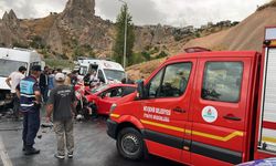 Minibüs ile otomobil kafa kafaya çarpıştı: 1'i ağır 6 yaralı