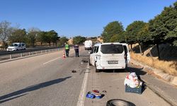 Kamyonet yol kenarında lastik değiştiren çifte çarptı
