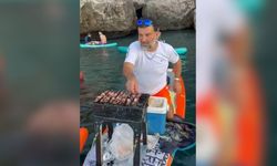 Gören gözlerine inanamadı, denizin ortasında mangal yaktı