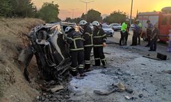 Otomobil otobüs durağına çarptı: 2 yaralı