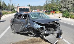 Beton yükseltiye çarpan otomobilin sürücüsü yaralandı