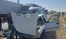 Otomobil tıra çarptı: 2 kişi yaralandı