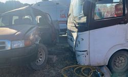 İşçi minibüs ile hafif ticari araç çarpıştı