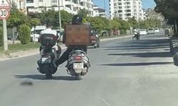 Benzini biten motosikleti ayağıyla itti