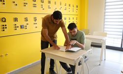 Görme engelli eğitmenleriyle hayata daha sıkı tutunuyorlar