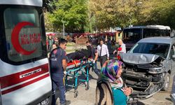 Yayaya yol vermek için duran otomobile ticari araç çarptı