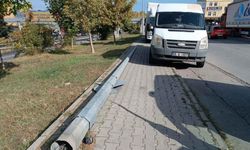 Minibüs, yıkılan direkten santimlerle kurtuldu