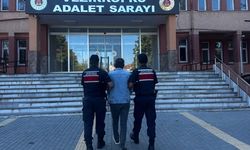3 yıldır aranan şahıs evinde saklandığı bazanın yanında yakalandı: O anlar kamerada