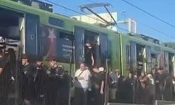 Metro durunca vatandaşlar raylardan yürüdü