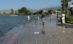 Deniz suyu kaldırımlara kadar geldi