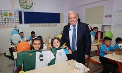 Başkan Özdemir'den okula hoşgeldin hediyesi