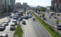 Sivil ekip aracı ile jandarma aracı çarpıştı, trafik kilitlendi