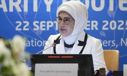 Emine Erdoğan: "Türkiye barışın aileden geçtiğine inanıyor."